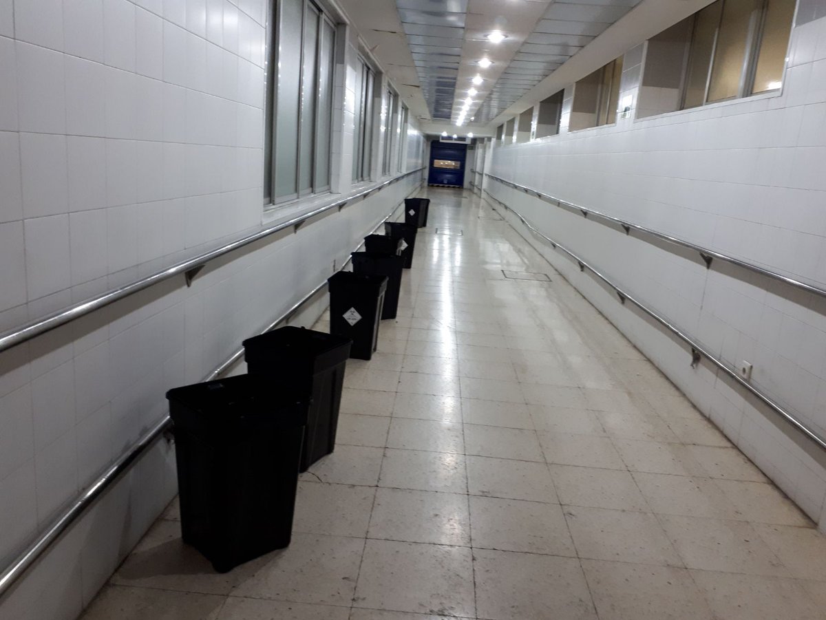 Urgenciaslapaz's tweet photo. Solucionando goteras en La Paz.  Esos edificios nuevos que prometen @cifupresidenta y @eruizescudero , ¿tendrán también un servicio de mantenimiento precarizado? ¿O lo privatizarán directamente, como en el nuevo Puerta de Hierro? https://t.co/POllQJA6vM