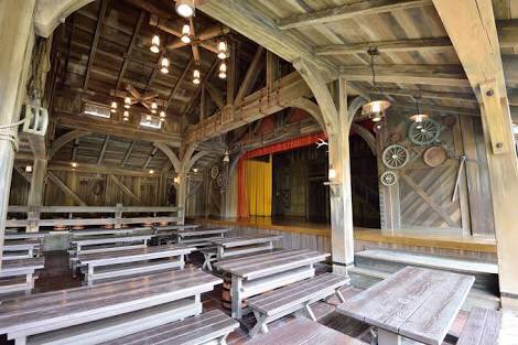 𝚑𝚘𝚕𝚕𝚢 15年に完全クローズしたラッキーナゲット カフェ 01年まではラッキーナゲット ステージとして使用されてたんだけど 最後のショーだった ゴールドタウン フォーリーズ の内容が完全に 掠奪された７人の花嫁 サンタフェ鉄道の曲も