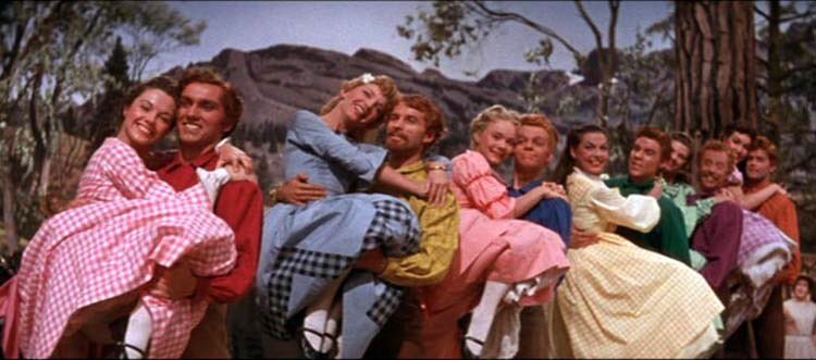 𝚑𝚘𝚕𝚕𝚢 15年に完全クローズしたラッキーナゲット カフェ 01年まではラッキーナゲット ステージとして使用されてたんだけど 最後のショーだった ゴールドタウン フォーリーズ の内容が完全に 掠奪された７人の花嫁 サンタフェ鉄道の曲も