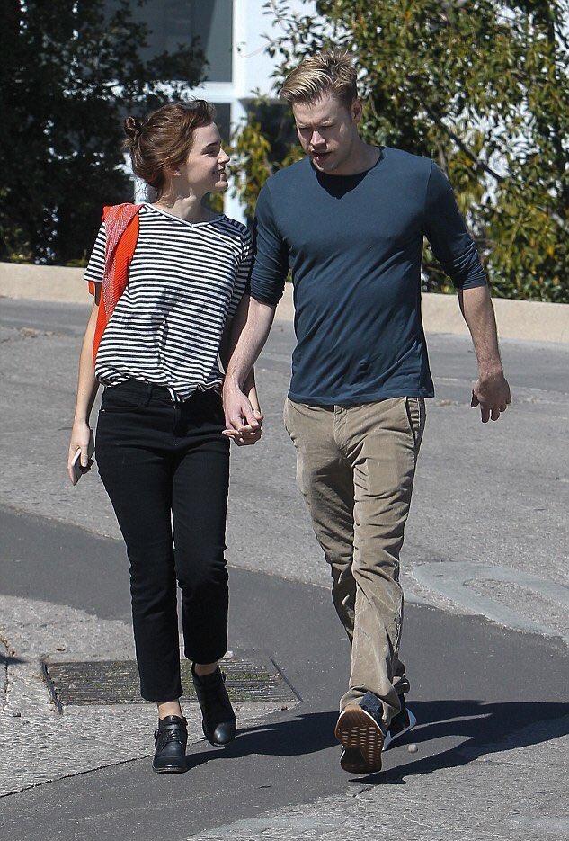 #EmmaWatson ล่าสุดใน LA ภาพคู่แรกหลังมีข่าวเดทกับ Chord Overstreet 😍