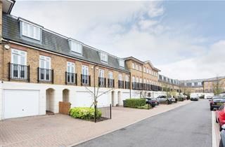 mcgeachieprop's tweet photo. #ForSale: On the first floor is a spacious reception room with two Juliette balconies overlooking the communal gardens, a fully-fitted family bathroom and a good sized double bedroom.  https://t.co/OqxqG8y9bS #OldIsleworth #Isleworth #StMargarets https://t.co/EDdgWuRwD8