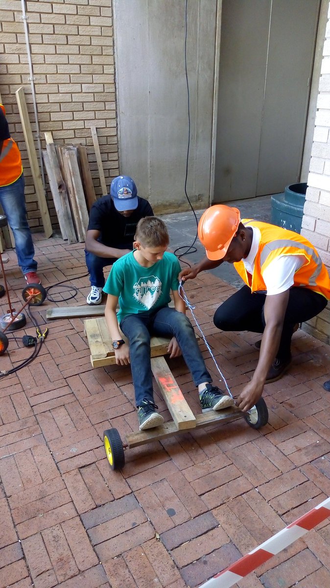 jlcomms11's tweet photo. #Cartbuilding in construction at #Scifest2018 ~ join us in a ride at the #Monumentbuilding in #Grahamstown @GhtScifest @NRF_SAASTA @CSIR @radioght https://t.co/YTqFICZcft