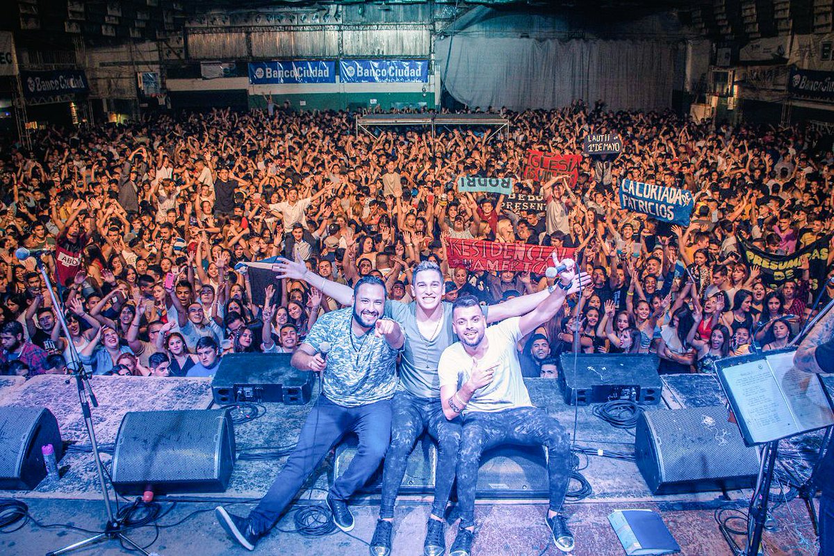 chinoqlokura's tweet photo. #Bailasoooo #EspecialisimoDeAtenas #GraciasChicos @Qlokuracba https://t.co/DGYpzvYTlf