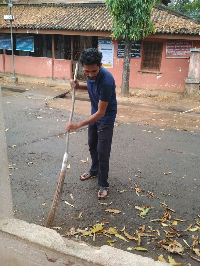 Sakolicity's tweet photo. विश्व हिन्दू परिषद द्वारा प्रेरित बजरंग दल साकोली/सेंदुरवाफ़ा तर्फे उपजिल्हा रुग्णालय साकोली येथे आज दिनांक : ११/०३/२०१८ ठीक ८ वाजता साप्ताहिक स्वच्छ्ता अभियानाची सुरुवात करण्यात आली. ८ ते १० असे २ तास उपजिल्हा रुग्णालयातील परीसर स्वछ करण्यात आला. https://t.co/iLBCvLYZtv
