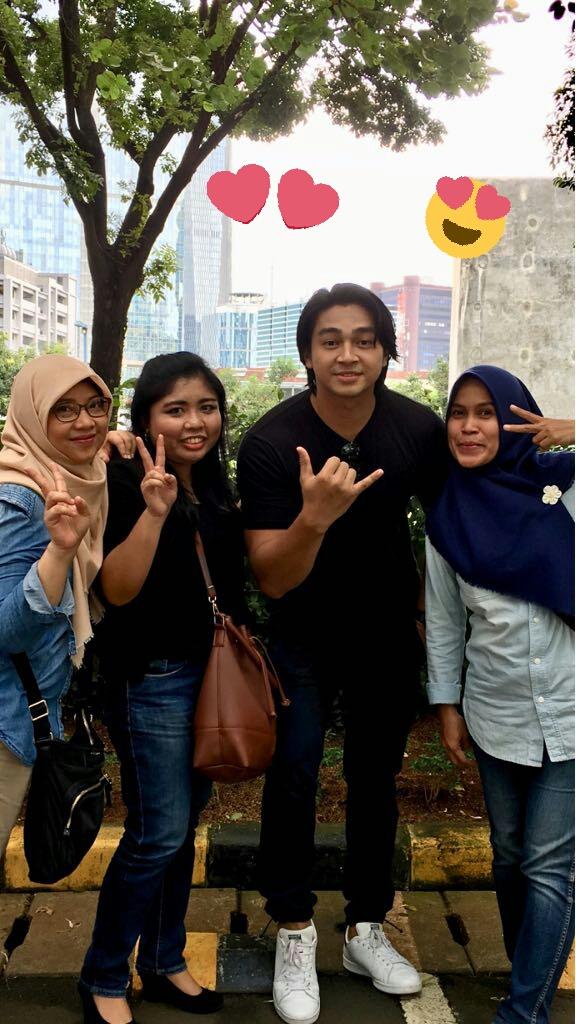 irma_reni's tweet photo. Terima kasih @DevaMahenra yg super ramah ama fans dr Manado😍🙏💙, utk ibun &amp; mba dew makasih ya 🙏😘 @ceceandika @eradews https://t.co/OdkCqZV8nL