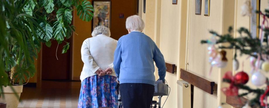 Persuadé que sa mère est mal soignée, il agresse violemment le directeur de l'Ehpad news.sfr.fr/actualites/soc…