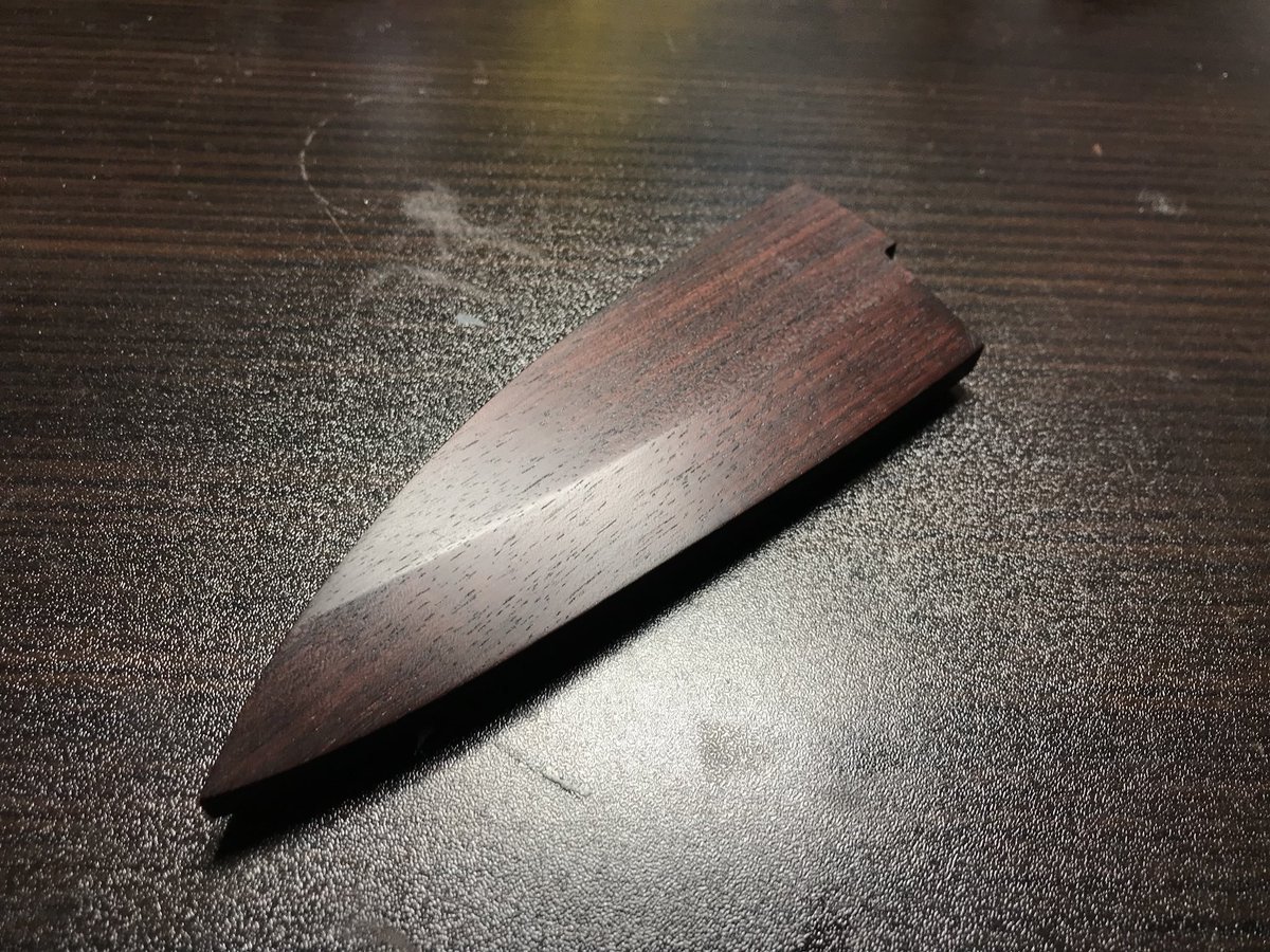 ポン 切り絵 包丁の鞘完成 木材はローズウッドです 下に向けても落ちないように 調整してます 自作 鞘
