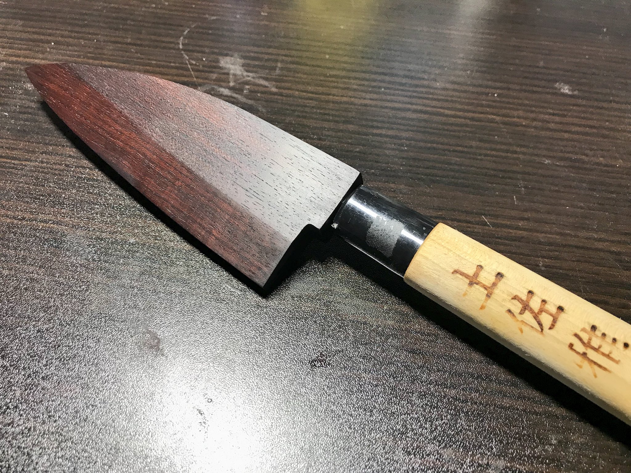 ポン 切り絵 包丁の鞘完成 木材はローズウッドです 下に向けても落ちないように 調整してます 自作 鞘