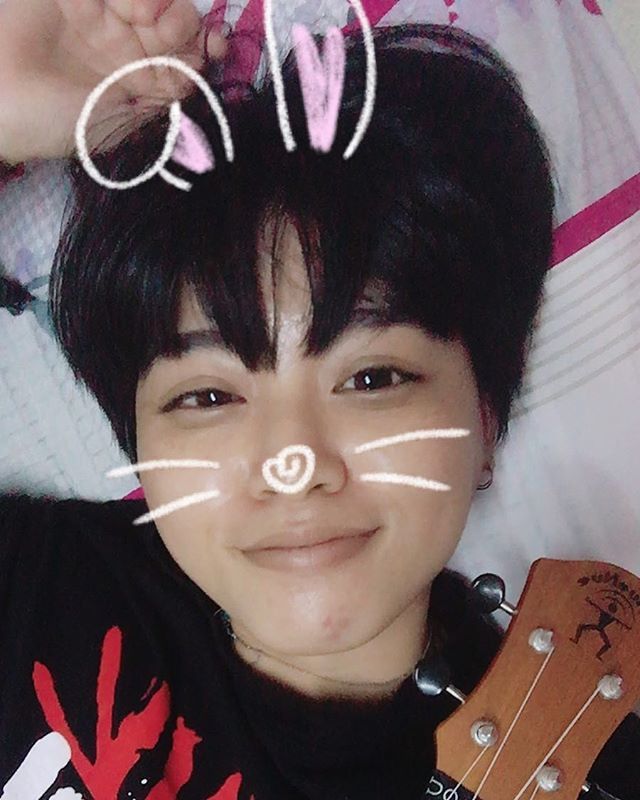 AmandaBouvier22's tweet photo. Practicing ukulele on Sunday is a must for me 😄 and... maybe a selfie while having a short break 😅
.
.
.
#sunday #happy #livelifefun #snow #anuenue #ukulele #dawenukulele #selfie #selca #instadaily #dailygram #everydayisablessing #potd #sotd #amandab… https://t.co/783UfPGGxZ https://t.co/5mxEkofUkR