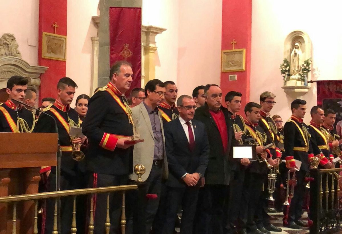 Cofradia_Perdon's tweet photo. Ayer se presentó nuestra Revista Magenta, con ello la Cofradía quiere agradecer de corazón el magnífico acompañamiento de @amarroquiamrtnz . Muchas gracias por compartir un momento tan especial para nosotros a los pies de nuestro titular https://t.co/4PiGdDA87u