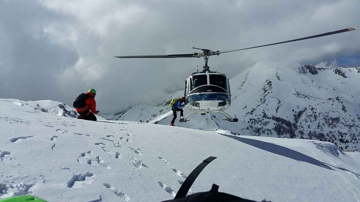 poliziadistato's tweet photo. Per essere operativi in zone impervie in alta quota bisogna essere ben addestrati
l'11° #RepartoVolo di Pescara insieme al Soccorso Alpino hanno simulato operazioni di sbarco e imbarco con  istruttori nazionali tecnici di Elisoccorso a Campitello Matese in provincia di Campobasso https://t.co/Tlf6CiEVep