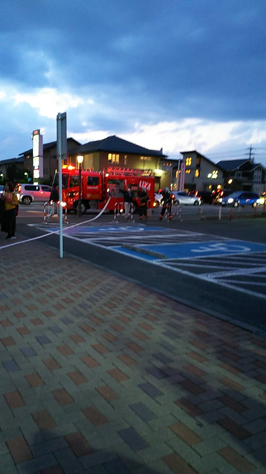 画像 Tohoシネマなう ライビュ観てたら突然煙の臭いがして途中で非難 で 消防車とかたくさん来て駐車場で待機 最悪 おそ松さん O T Co まとめダネ