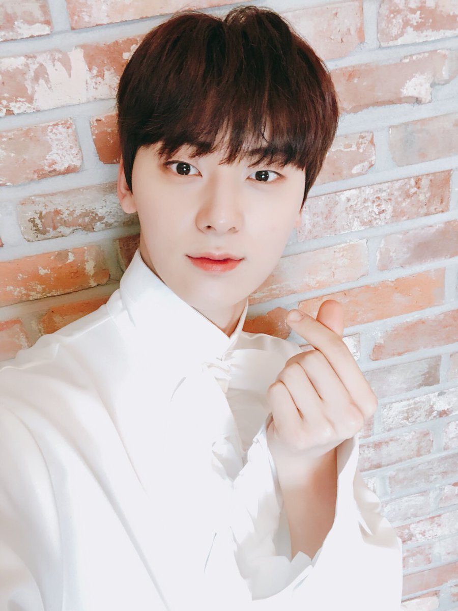 WannaOne_twt's tweet photo. [#워너원데이] 복면가왕 테리우스의 정체는 바로! 워너원의 민현이었습니다🙈 사탕처럼 달콤하고 감미로운 목소리로, 많은 이들의 마음을 뭉글뭉글하게 만들었는데요🍭! 2라운드까지 멋진 무대를 보여준 민현이에게 더 큰 사랑 많-이 보내주세요(˃̶᷄‧̫ ˂̶᷅๑ )💕 https://t.co/HDoxvNWjz9