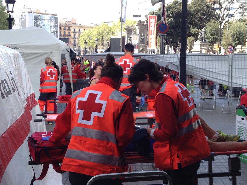 Presents un any més a la #ZurichMaratóBCN Més de 60 persones voluntàries formen part del dispositiu. #AccióCreuRoja #Semprehisom