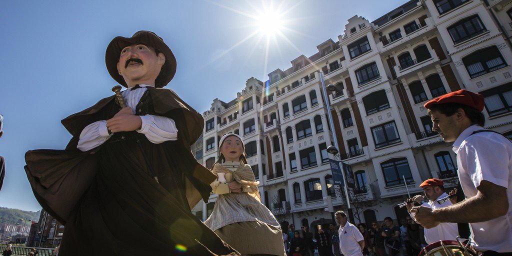 bilbaoturismo's tweet photo. ¿Buscas una experiencia diferente esta #SemanaSanta? ¡Te invitamos a sumergirte en la cultura vasca en el festival #BasqueFest!
📅 28 de marzo al 1 de abril
🖱 Más información: https://t.co/ISNZwEwTCB https://t.co/FvBUtxTGaW