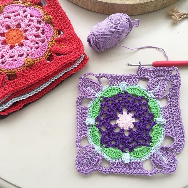 After my walk with Max, two board games with Leon (lost both times 🙈) it’s time for Sunday morning crochet 🙌🏻 Coaster squares using my cotton leftovers, so it’s going to be quite colorful.

#coastersquare #crochet #jipbyjan (pattern in my webshop) #h… ift.tt/2DjALjI