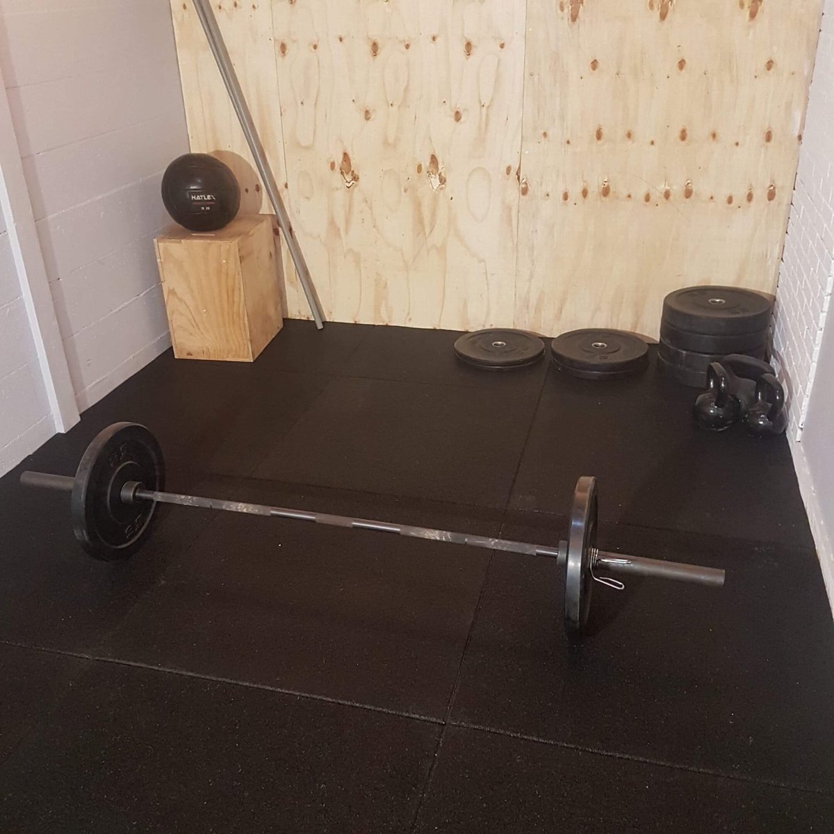 Rubberdeal's tweet photo. #rubbersportvloer #rubbertegel #sporttegels #densiteit #100x100x2 #crossfit #hiit #gym #garagegym #thuisgym #bodybuilder https://t.co/zsjtYPs7hb