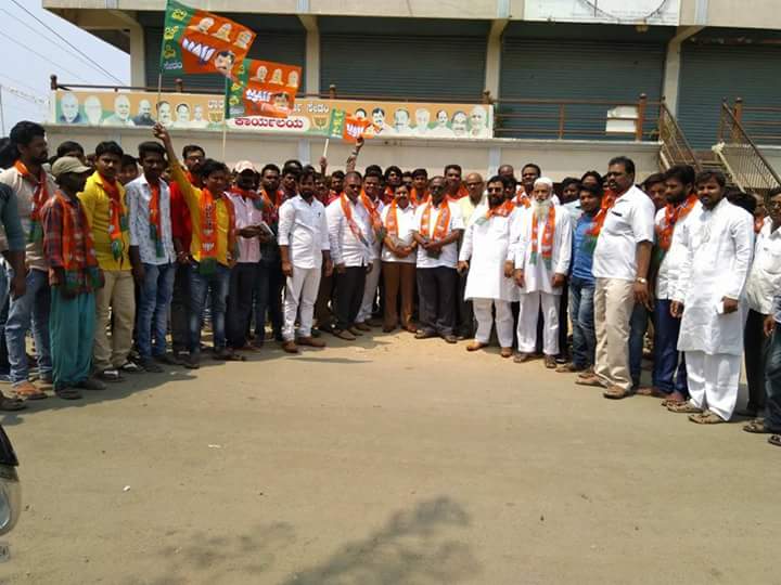 RTelkur's tweet photo. ಇಂದು ಸೇಡಂ ಬಾರತೀಯ ಜನತಾ ಪಕ್ಷದ ಕಾಯ೯ಲಯದಲ್ಲಿ 150ಕ್ಕೂ ಅಧಿಕ ಯುವಕರು,ಹಿರಿಯ ನಾಯಕರು ,ಕಾಂಗ್ರೇಸ್ &amp; ಜೆ.ಡಿ.ಎಸ್ ಪಕ್ಷವನ್ನು ತೊರೆದು  ಸ್ವಪ್ರೇರಿತರಾಗಿ ಭಾರತಿಯ ಜನತಾ ಪಕ್ಷಕ್ಕೆ ಸೆಪ೯ಡೆಯಾದರು..
#ಪರಿವತ೯ನೆಗೆ ಇದುವೇ ಸಮಯ# ಸೇಡಂನಲ್ಲಿ ಅರಳಲೆ ಬೇಕಿದೆ ಕಮಲ#
@BSYBJP @BJP4India @AmitShah @drlaxmanbjp @AnanthKumar_BJP https://t.co/R5dNmmNLmi