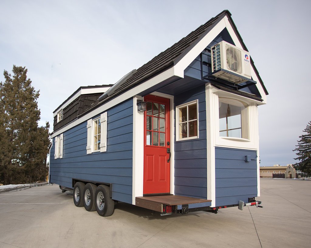 tinyhousefind's tweet photo. Porchlight by Hideaway Tiny Homes https://t.co/jpfRmTLzS9 https://t.co/8GJUfgbZRb