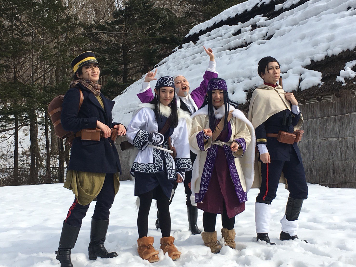 Five Support Project ゴールデンカムイコスプレイヤーさん発見 今日 白老のアイヌ民族博物館にお邪魔したらなんと ゴールデンカムイのコスプレイヤーさんに遭遇 一緒に記念撮影していただきました ゴールデンカムイ 白老 アイヌ民族博物館