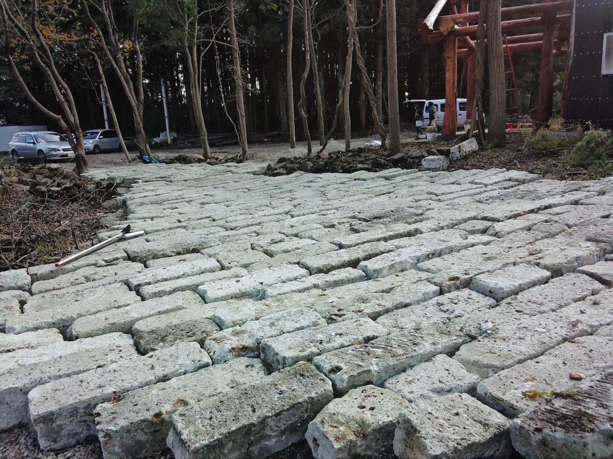 661street 使用済みの大谷石 この貴重な大谷石 が産業廃棄物扱いになってしまう 当社では Ja倉庫取り壊しの時に使っていた大谷石 を貰い受け 石畳として再利用しています 先日も西那須野で取り壊さる倉一棟分の大谷石を貰って来ました