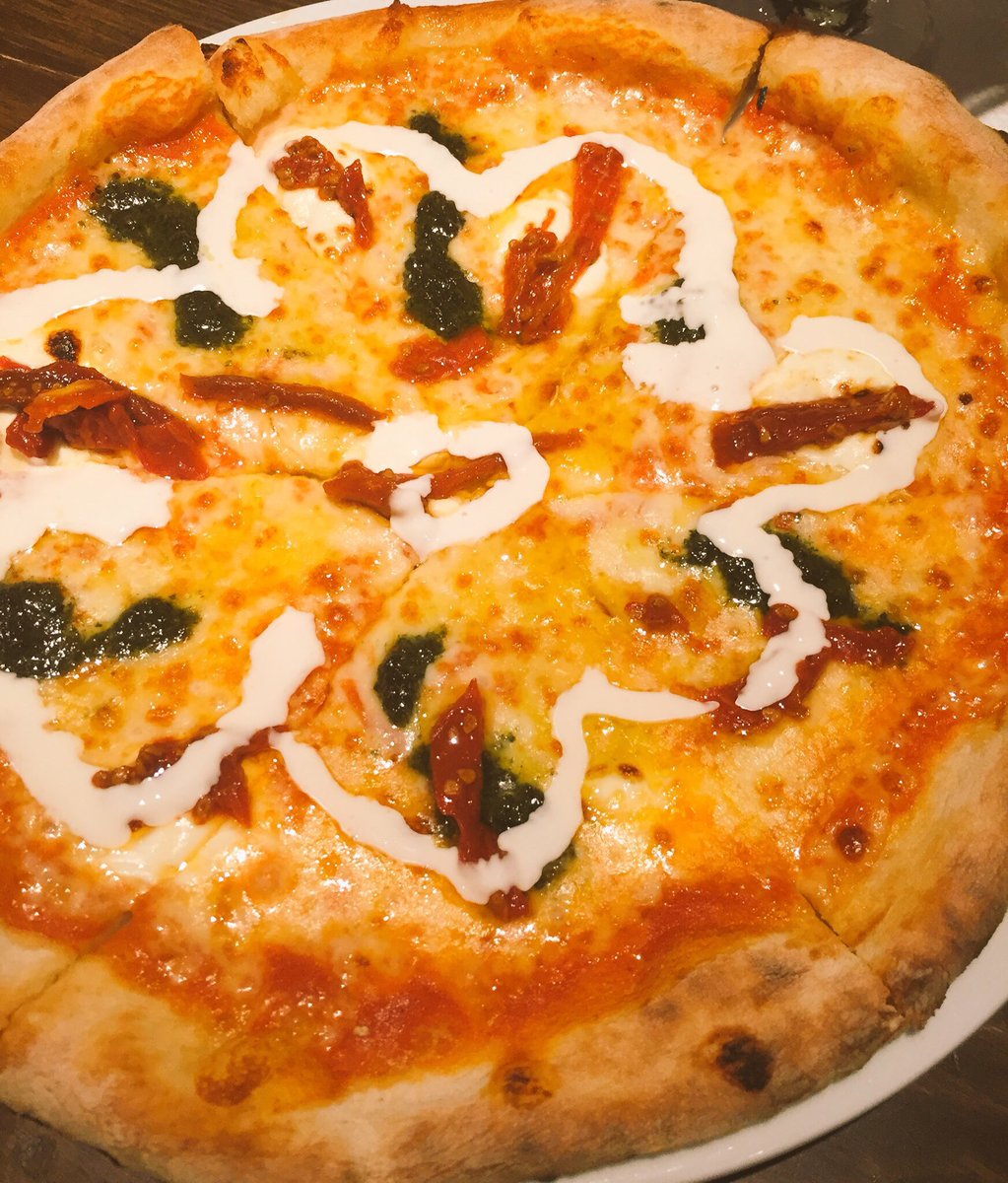 Comiendo mi pizza favorita, por fin en Santa Cruz. Una pizza Llegas en honor al <a href="/grillegas/">grillo villegas</a>. Para que le vaya bien en el Poker. 
<a href="/mueladeldiablo/">muela del diablo</a> la atención es alucinante.