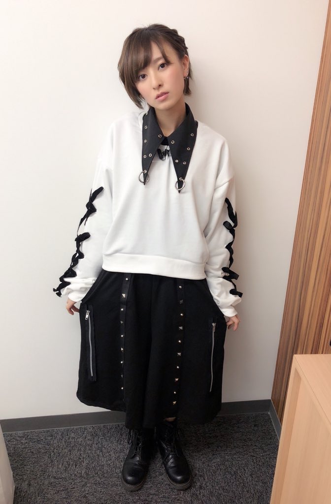FDJbot's tweet photo. 私服でもスカート履かないんですよ。
何年ぶりに履いたんだ...？？(大げさ)
レアレアレアレア

個人的に2枚目が一番女子感ありますね...

#ザ・フーパーズ  #THEHOOPERS https://t.co/5fXlHjk3L4