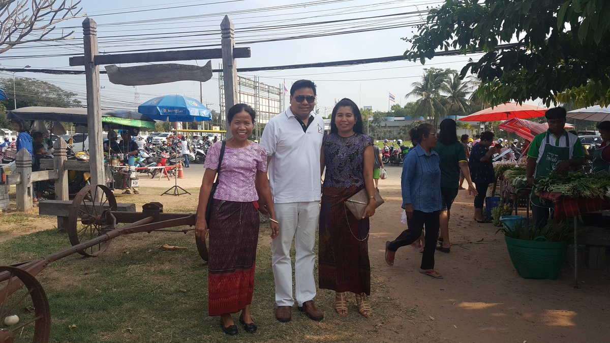 khwantwee's tweet photo. ชาวสมาคมส่งเสริมการท่องเที่ยวสุรินทร์ เที่ยวslowlifeที่ตลาดกรีนมอร์ราชมงคลอีสาน วิทยาเขตสุรินทร์ กับ วิทยากรคนสำคัญคนเก่ง ชีพธรรม คำวิเศษณ์ อ.ไตร กินอาหารเซาะกราวเมืองสุรินทร์ สนุกสนาน สรูล สำราญ 
@tri333 @ChomSomchai 
#ริวิวสุรินทร #มะเซิลสุรินทร #อีสานแซ่บนัวร 
#Surin https://t.co/9lJL8Sisf2