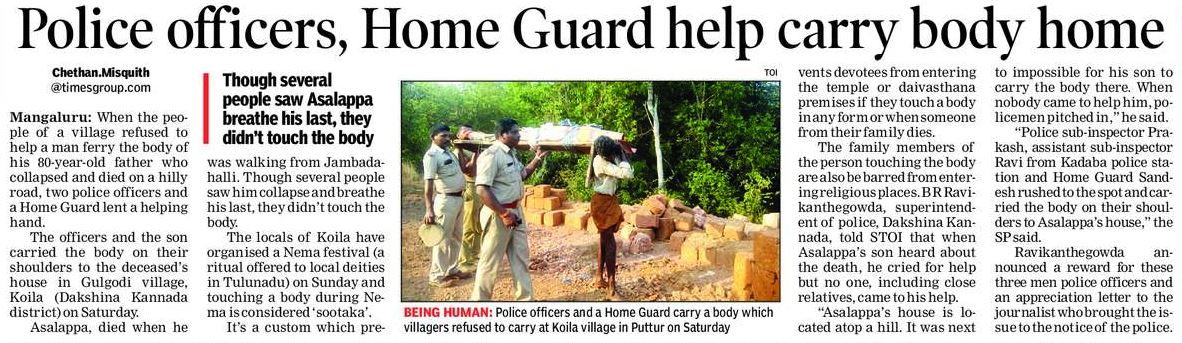 jaideepshenoy's tweet photo. #HumaneGesture Hats off to @spdkpolice for helping a grieving son carry his father's body amidst reluctance of villagers to do so fearing local customs & traditions. @KarnatakaVarthe @GOKUpdates @ChethanMisquith @TOIBengaluru @TOICitiesNews @compolmlr @KTVinobhaTOI @TOIMangalore https://t.co/wYV8i5ZNYH