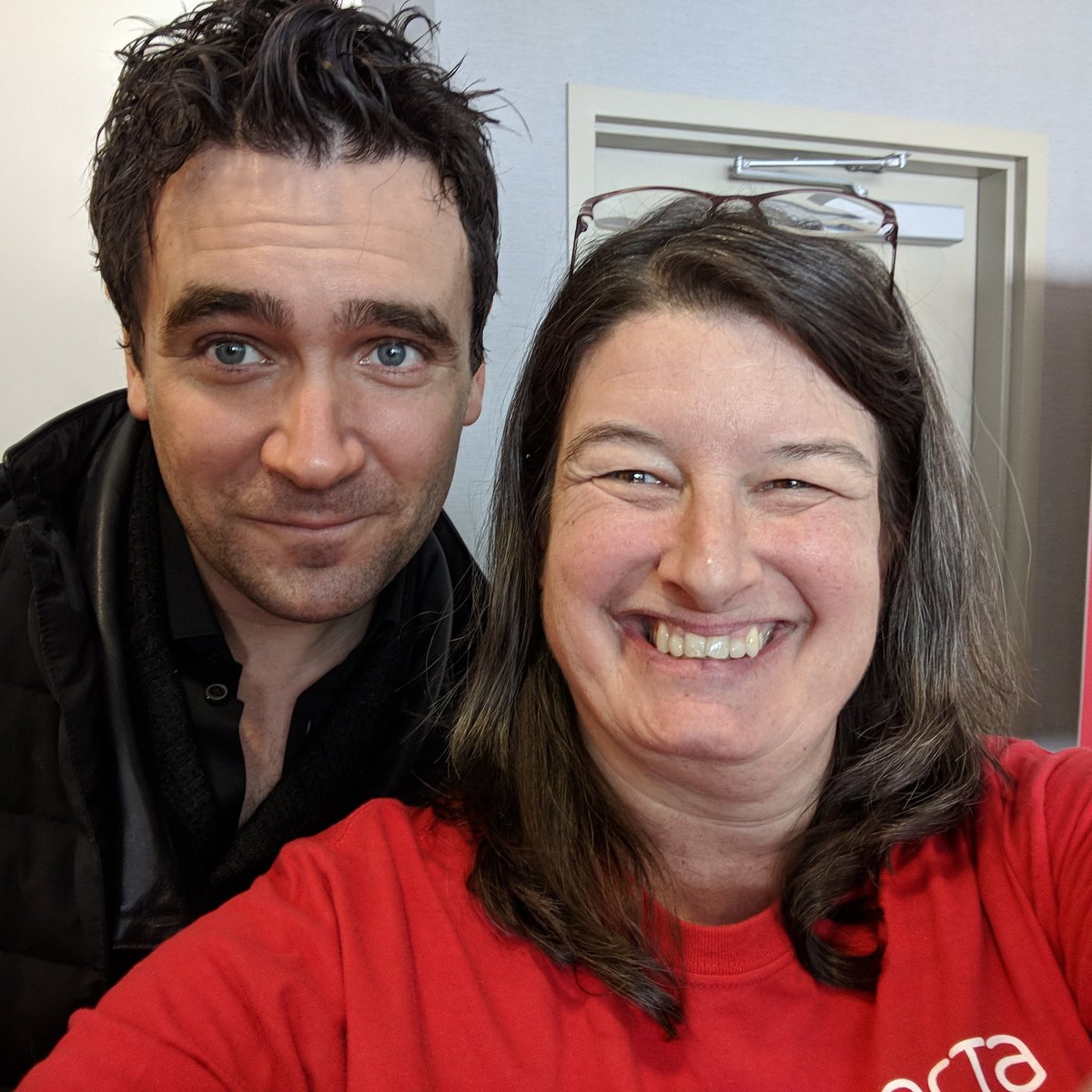 vangroovymom's tweet photo. Petit bonheur de mon travail: selfie avec @allanhawco aux portes ouvertes de CBC Radio-Canada à Calgary :-) #icialberta #newdigsCBCyyc https://t.co/SjFzje1kPN