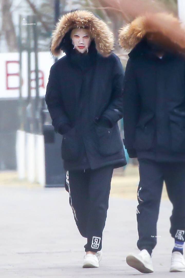 justin101_th's tweet image. น้องงงงงงงง หน้ายังมาร์กไม่เสร็จ ผมก็ไม่ได้หวี ถุงเท้าก็ไม่ได้ใส่ แถมเหยียบส้นมาเลย🤧💛

#저스틴 #JUSTIN #黄明昊 
#IDOLPRODUCER #偶像练习生
©️Hattrick0219