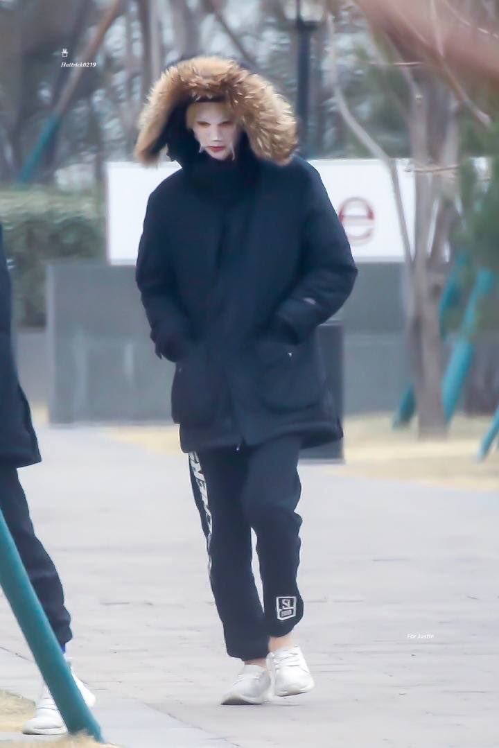 justin101_th's tweet image. น้องงงงงงงง หน้ายังมาร์กไม่เสร็จ ผมก็ไม่ได้หวี ถุงเท้าก็ไม่ได้ใส่ แถมเหยียบส้นมาเลย🤧💛

#저스틴 #JUSTIN #黄明昊 
#IDOLPRODUCER #偶像练习生
©️Hattrick0219