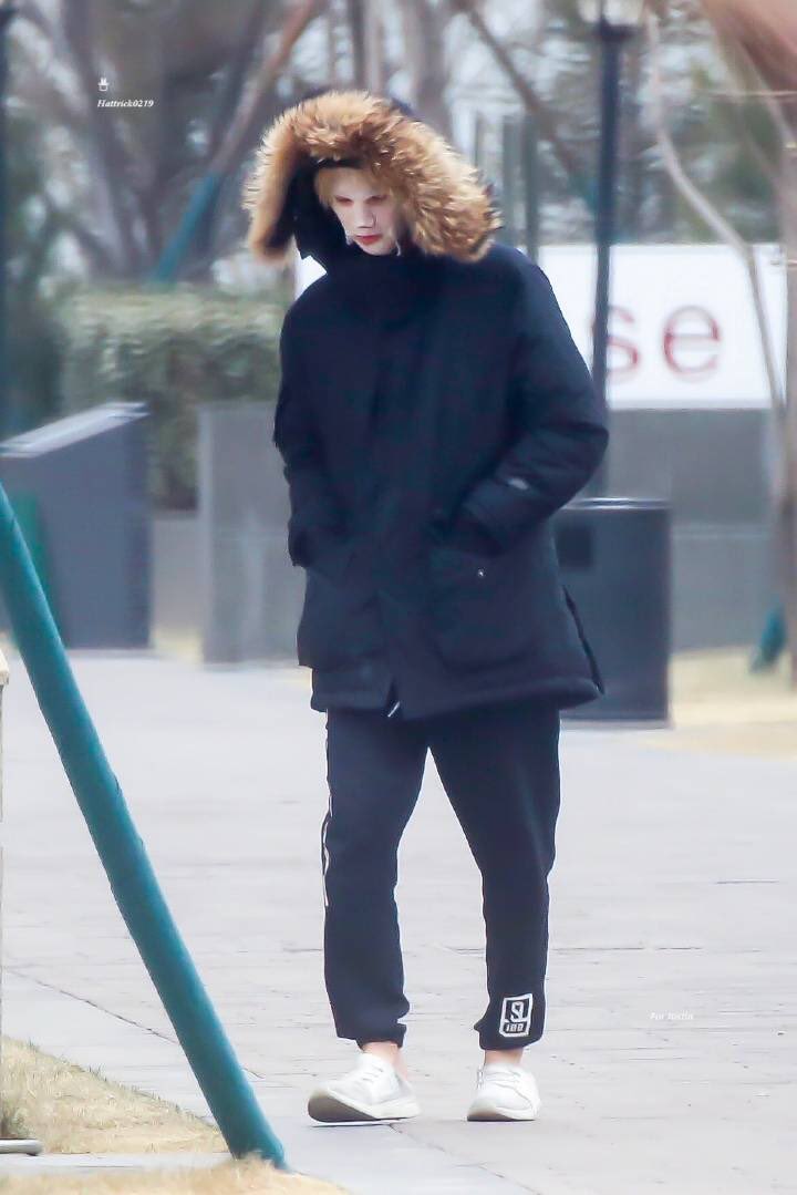 justin101_th's tweet image. น้องงงงงงงง หน้ายังมาร์กไม่เสร็จ ผมก็ไม่ได้หวี ถุงเท้าก็ไม่ได้ใส่ แถมเหยียบส้นมาเลย🤧💛

#저스틴 #JUSTIN #黄明昊 
#IDOLPRODUCER #偶像练习生
©️Hattrick0219