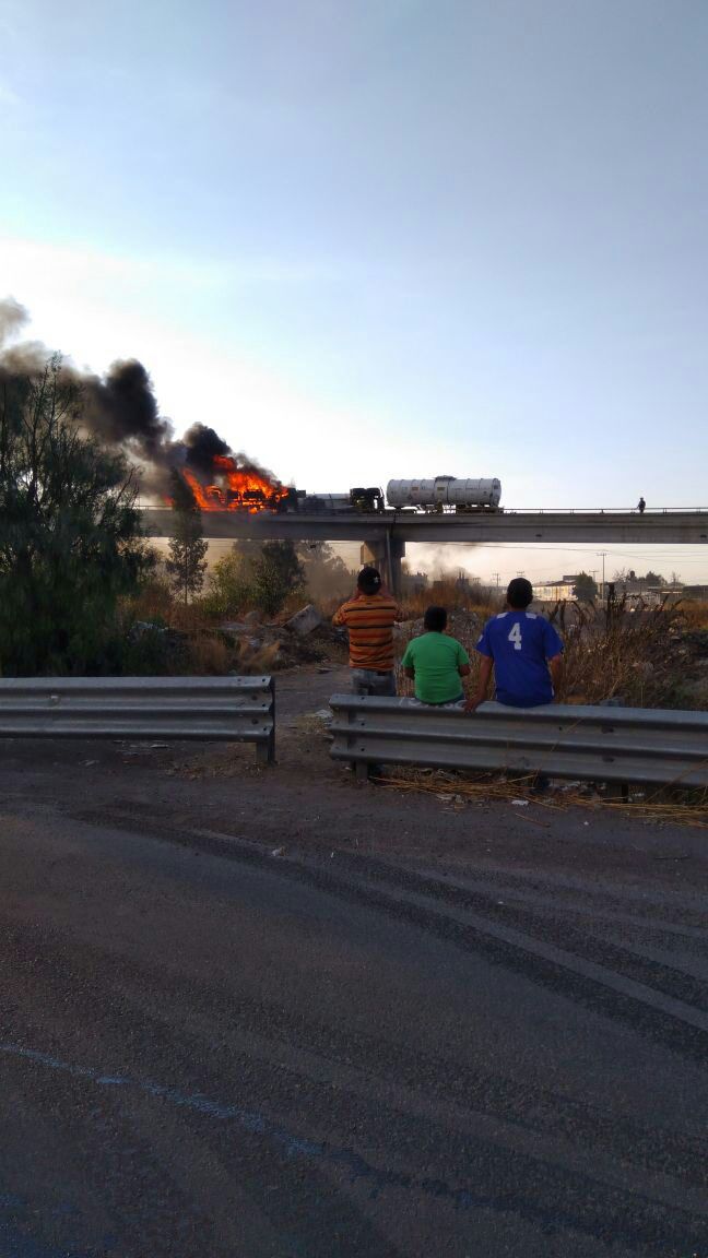 vulcano_7's tweet photo. Esto en la Texcoco-Reyes, volcadura de pipa con combustible. https://t.co/kHatxjf8eG