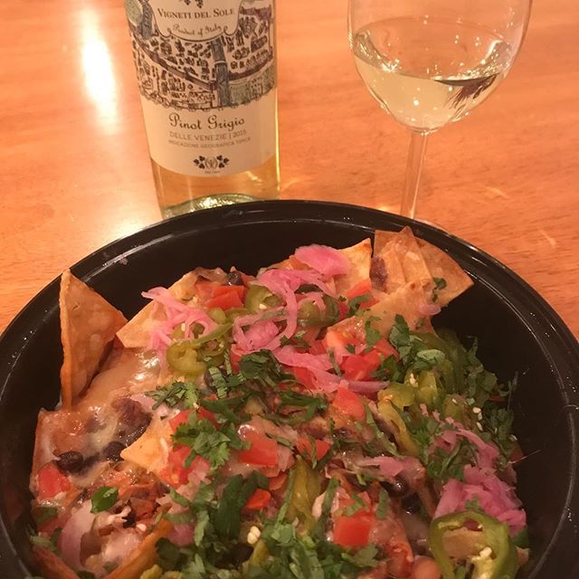 PhillyDietitian's tweet image. Covering all the “boundaries” tonight! Cheat starch, dairy, fried food and wine for the win 💁🏻#wereallhuman #rdapproved #phillydietitian #80/20 #nachomamma @elvezphilly ift.tt/2oI1xxO