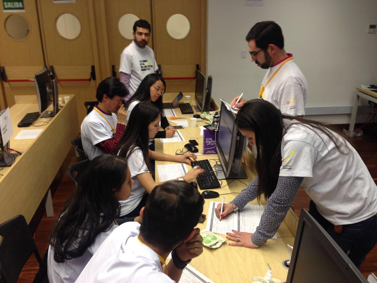 STransparencia's tweet photo. #AEstaHora los jurados escogen la propuesta ganadora de la primera Hackathon que trabajó por optimizar los recursos de la alimentación escolar   #AlimenData @MinHacienda @Ministerio_TIC @OpenKnowledgeCo @opencontracting @sikuaninet https://t.co/8lf2aCRDxo