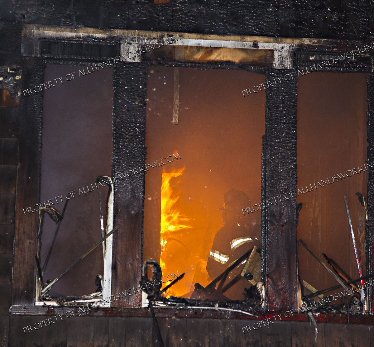 allhandsworkin's tweet image. A few shots from tonight's @newhavenfire at 112 Ellsworth Ave, across from #EngineCo.9's quarters. @newhavenfirechf