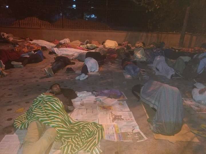 Avinashkmr98's tweet photo. अजीब देश है साहब पदमावती सिनेमा के प्रोटेस्ट के लिए ना जाने कितने दल सामने आ कर हल्ला कर रहे थे और आज हमारे भाई सब कितने दिन से #sscscam के लिए प्रोटेस्ट कर रहे तो कोई पूछने वाला नही।।
थोड़ा तो शर्म कर के हमारा भी कोई सुन लो देश के भविष्य आज सड़को पे है।।
#sscscam
#SSCExamsScam https://t.co/jorLn5AIye