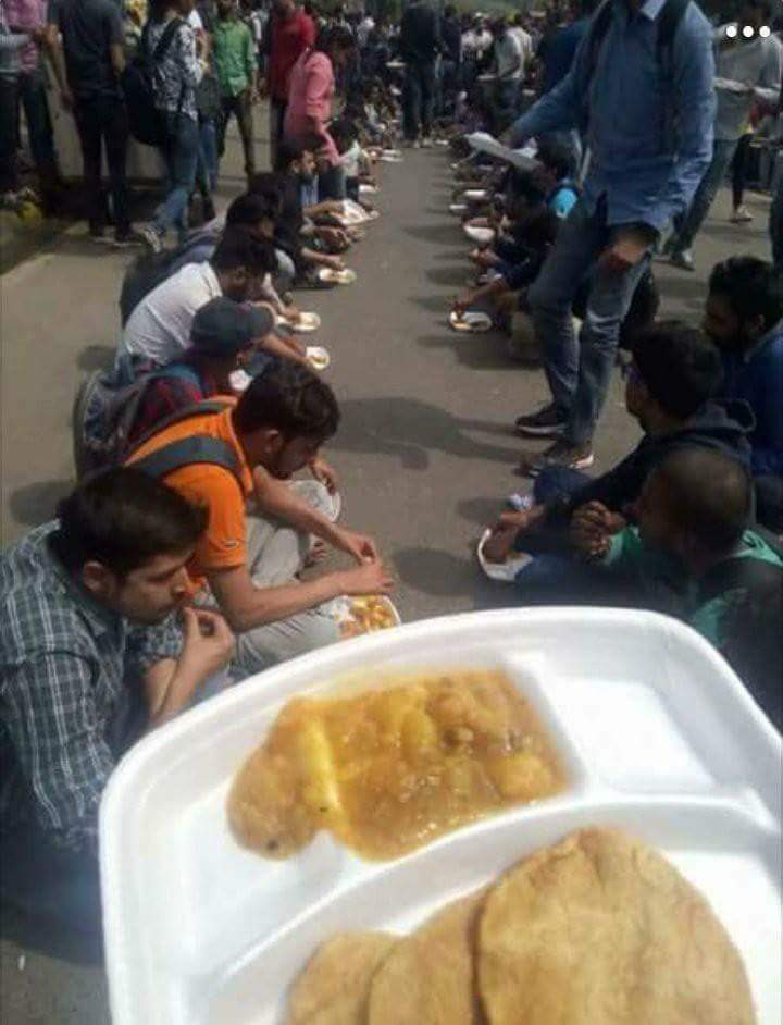 Avinashkmr98's tweet photo. अजीब देश है साहब पदमावती सिनेमा के प्रोटेस्ट के लिए ना जाने कितने दल सामने आ कर हल्ला कर रहे थे और आज हमारे भाई सब कितने दिन से #sscscam के लिए प्रोटेस्ट कर रहे तो कोई पूछने वाला नही।।
थोड़ा तो शर्म कर के हमारा भी कोई सुन लो देश के भविष्य आज सड़को पे है।।
#sscscam
#SSCExamsScam https://t.co/jorLn5AIye