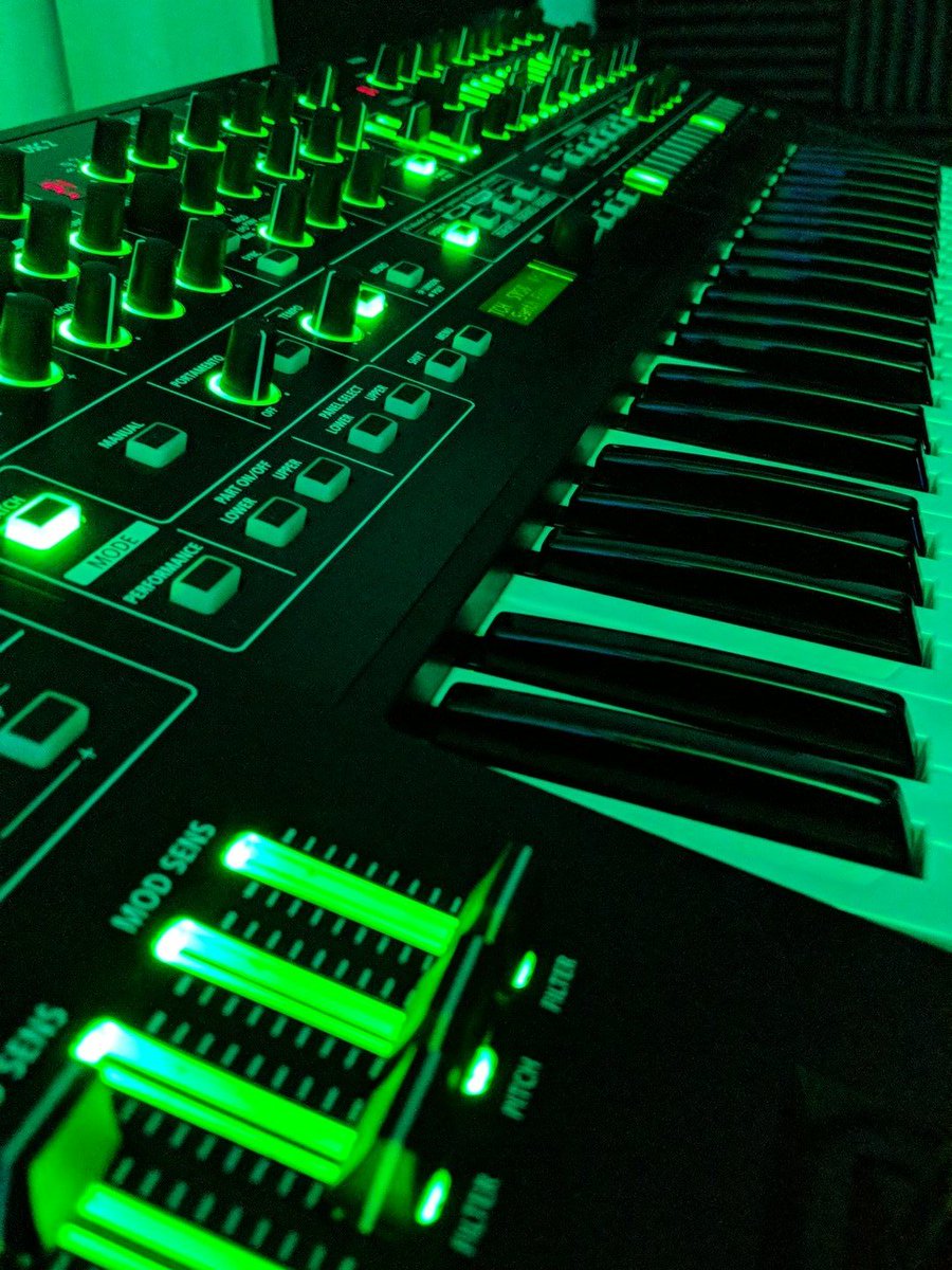 moonrunner83's tweet image. Number 8? #system8 #roland #synthwave