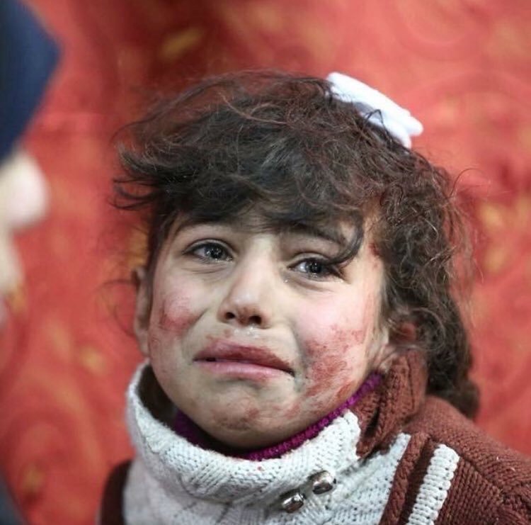 WeAreChilensis's tweet photo. Más de 400 personas muertas los últimos 5 días en Siria. Los cuáles 165 son niños. Que impotencia saber que con un tweet no vamos a poder cambiar nada, pero dejemos de hacernos los ciegos, esto está sucediendo en el mundo ahora mismo. #PrayForSiria https://t.co/YzZSJ0JFG9