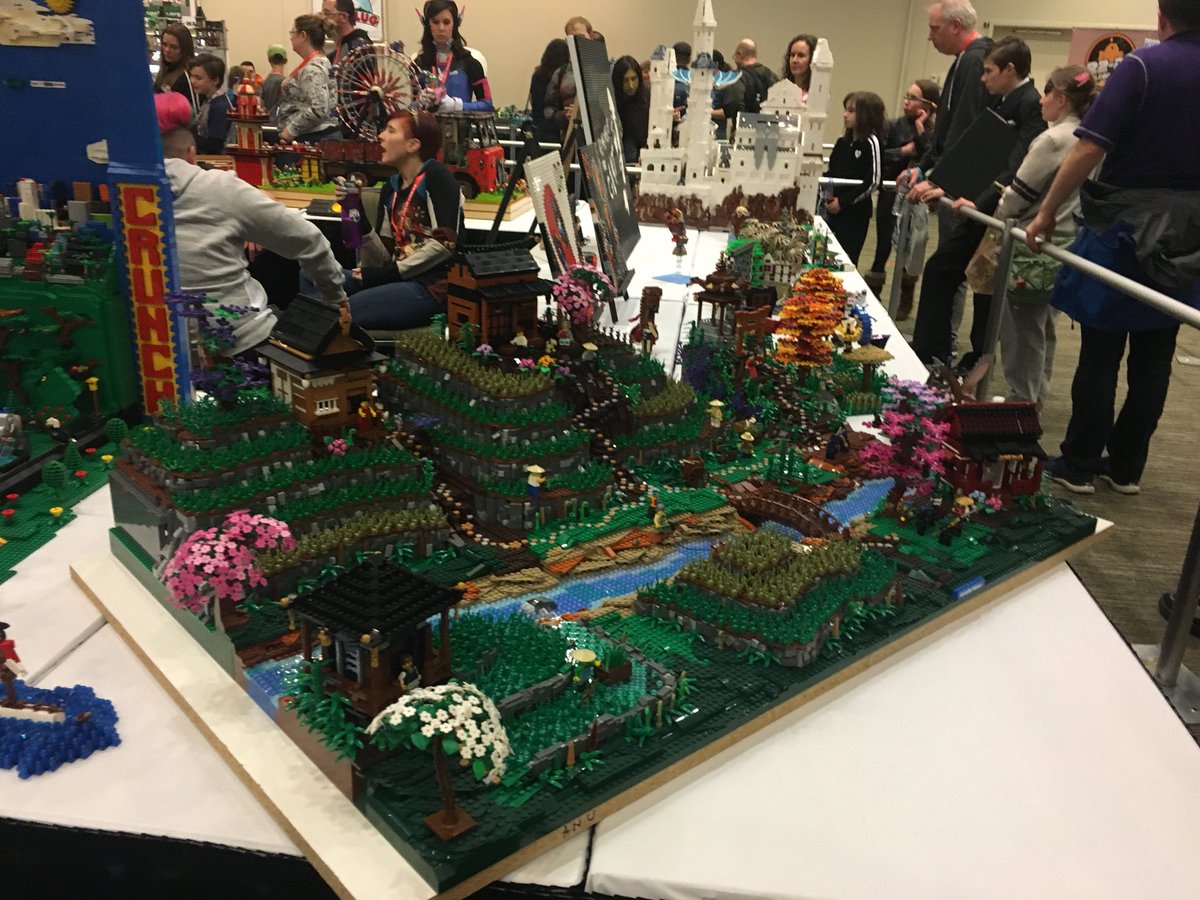 ProFan_Cons's tweet photo. Saturday at #ECCC2018 has been PACKED! Got to talk with some great creators @thevaultcomics and @OniPress and lots of cool Legos! https://t.co/Vb2bhrSWW2