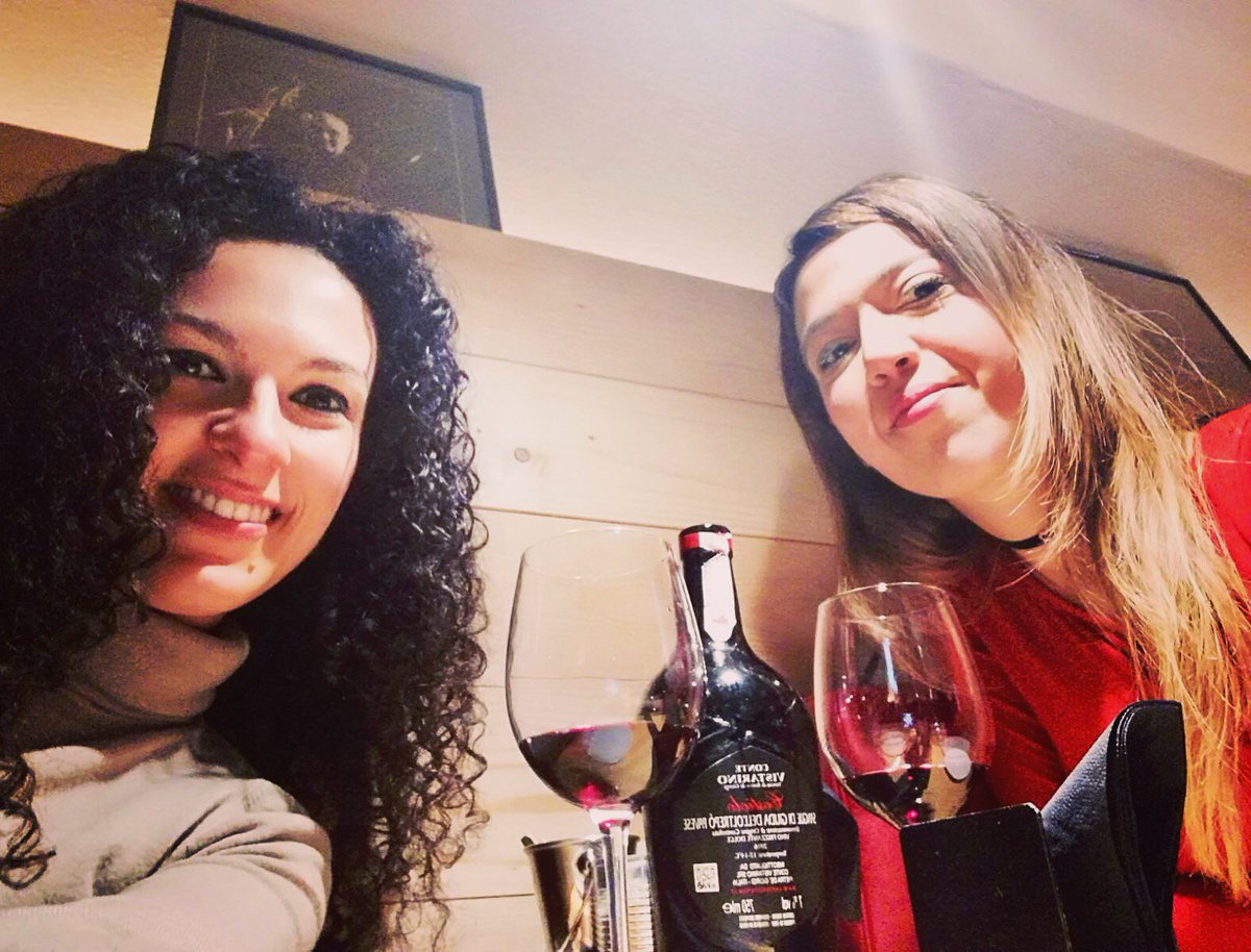 Lady_Di85's tweet photo. Quelle giornate iniziate di Merda in cui ti danno delle pessime notizie e l'amica che corre a prenderti per bere un paio di bicchieri di vino e non farti pensare alla vita che ti si accanisce contro #vipregobasta #nonpossocontinuareaviverepiangendo #laruotaprimaopoidovragirare https://t.co/jT06Or6c3K