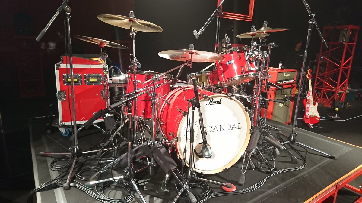 SCANDALのツアーテーマカラーは赤。 といことで足元だけでなく、RINAの