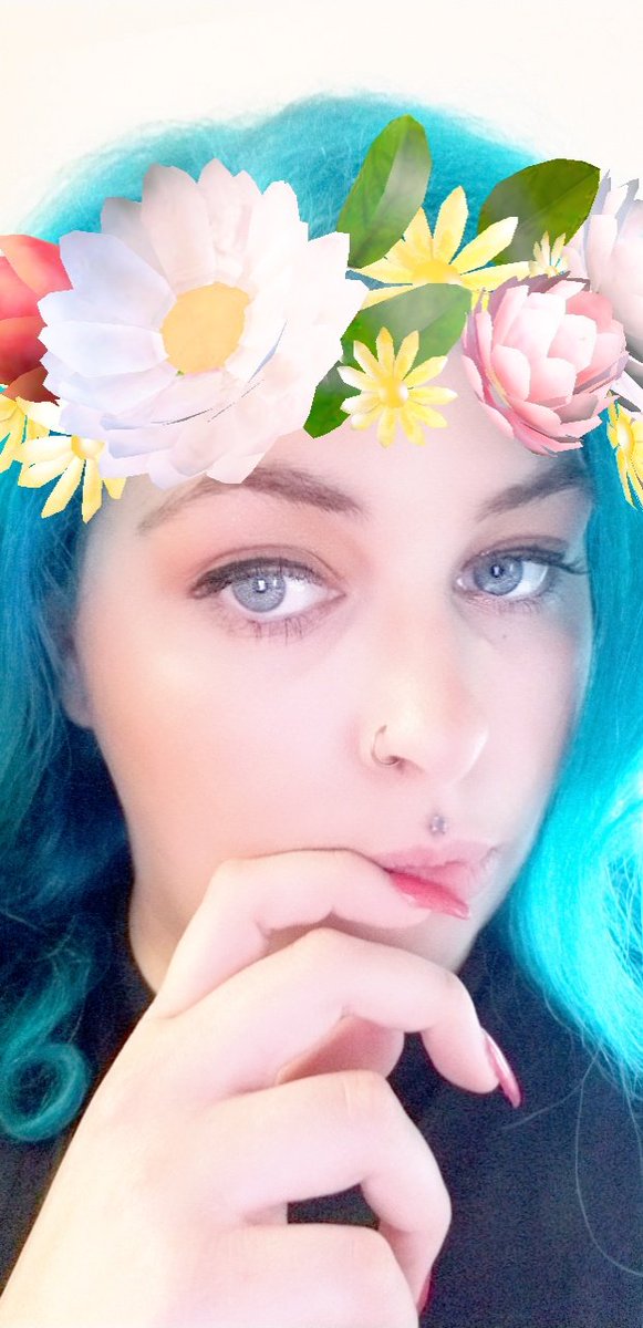 LoveTheRamen21's tweet photo. Life is to sort to be boring, so go bold how ever you feel, for me it's my hair!! # bluehair #mermaid #alwaysbold https://t.co/hNL5DvOYuP
