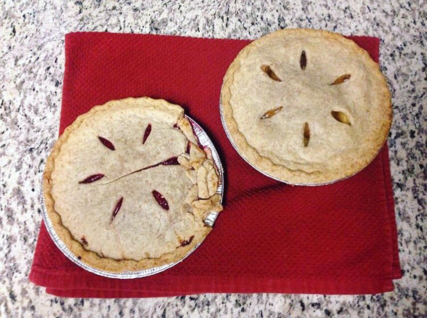 veganvalkyrie's tweet photo. 🍎🍒#vegan #applepie #cherrypie #veganfoodshare #whatveganseat #plantbased https://t.co/pgmcY2MT17