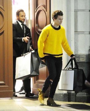트위터의 Magen 님 Speaking Of Gucci Remember When Harry Apparently Spent 3 Hours Shopping At Gucci And Left With A Total Of 15 Bags Right After T Co Tvds8rvyvj