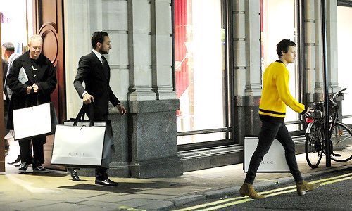 트위터의 Magen 님 Speaking Of Gucci Remember When Harry Apparently Spent 3 Hours Shopping At Gucci And Left With A Total Of 15 Bags Right After T Co Tvds8rvyvj