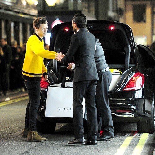 트위터의 Magen 님 Speaking Of Gucci Remember When Harry Apparently Spent 3 Hours Shopping At Gucci And Left With A Total Of 15 Bags Right After T Co Tvds8rvyvj