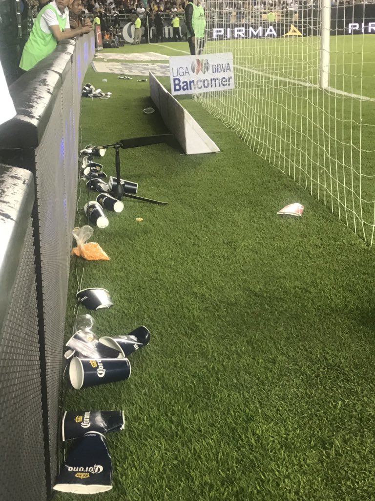 fafoluna's tweet photo. Asi dejaron la porteria que defendio @william_yarbro en este primer tiempo la afición de @PumasMX #INADMISIBLE https://t.co/GhEadXX03G